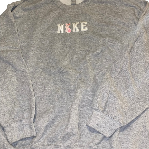 Gray sweat shirt by Gildan words NIKE and Disney Piglet used for the I. Sz Large - Picture 2 of 10